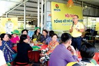 Kỹ sư Công ty Đạm Cà Mau hướng dẫn cách bón bộ sản phẩm cho bà con.