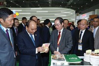 Thủ tướng Chính phủ Nguyễn Xuân Phúc và đoàn cán bộ cấp cao Việt Nam thăm gian hàng của Hapro tại Hội chợ nhập khẩu quốc tế Trung Quốc 2018.