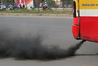 Xe buýt xả khói đen trên đường phố Hà Nội. Ảnh: Khánh Chi