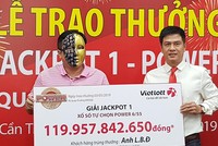 Ông Đ. nhận giải thưởng của Vietlott. (Ảnh: Zing).