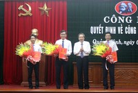 Bí thư Tỉnh ủy Hoàng Đăng Quang trao quyết định và chúc mừng các đồng chí.