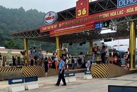 Trạm thu phí Hòa Lạc - Hòa Bình bị ùn tắc nên phải xả trạm. Ảnh: Xuân Hoa. 
