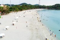 Bơm cát trắng vào bãi biển Mũi Nai – một hoạt động nằm trong chiến lược tăng tốc du lịch của thành phố Hà Tiên.