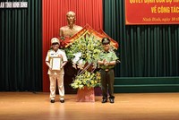 Thừa ủy quyền của Bộ trưởng Bộ Công an, trung tướng Nguyễn Văn Sơn trao quyết định cho đại tá Phạm Văn Sơn