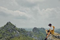 Được ví là “cao nguyên đá” ở Hà Nội, núi Trầm không hùng vĩ, cheo leo như các dãy núi cao Tây Bắc nhưng có vẻ hoang sơ, bình yên và thơ mộng. Ảnh: Quang Hải.