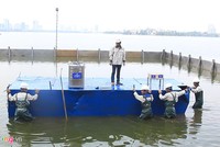 Thiết bị công nghệ Nano của Nhật Bản được đặt thử nghiệm ở một đoạn sông Tô Lịch và một góc hồ Tây. Ảnh: Mỹ Hà.