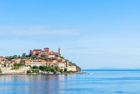 Hòn đảo nổi tiếng với những bãi biển đẹp và những tàn tích cổ xưa, một số có niên đại từ thời văn minh Etruscan. Ảnh: CNN.