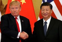 Tổng thống Mỹ Trump (trái) và Chủ tịch Trung Quốc Tập Cận Bình ở Bắc Kinh tháng 11/2017. Ảnh: Reuters.