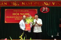Phó Bí thư Thường trực Tỉnh ủy, Chủ tịch HĐND tỉnh Hòa Bình Trần Đăng Ninh trao quyết định và chúc mừng đồng chí Đinh Văn Hùng.