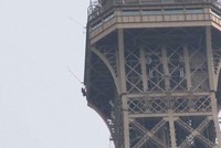 Một người chưa rõ danh tính đã tìm cách trèo lên tháp Eiffel. (Nguồn: foxnews).
