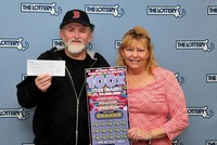 Ông Kevin Phillips và bà Janet Pflaumer-Phillips đi nhận giải thưởng xổ số hồi năm 2016. (Nguồn: Massachusetts Lottery).