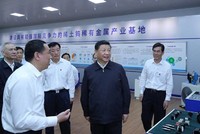 Ông Tập Cận Bình (giữa, áo sẫm màu) thăm doanh nghiệp đất hiếm ở Giang Tây, Trung Quốc ngày 20/5. Ảnh: Xinhua.