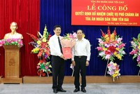 Phó Chánh án Tòa án nhân dân tối cao Nguyễn Trí Tuệ trao quyết định và chúc mừng đồng chí Lê Thái Hưng.