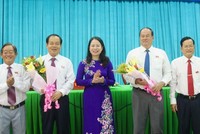 Bí thư Tỉnh ủy An Giang Võ Thị Ánh Xuân và lãnh đạo tỉnh chúc mừng ông Nguyễn Thanh Bình và ông Vương Bình Thạnh.