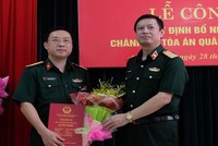 Thiếu tướng Dương Văn Thăng trao quyết định và chúc mừng đồng chí Phạm Minh Khôi.