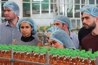 Nhóm sinh viên Harvard Business School tham quan dây chuyền sản xuất Aseptic hiện đại của Tân Hiệp Phát.