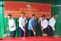 Ông Nguyễn Văn Vui – Chủ tịch UBND Huyện Vị Thủy; ông Nguyễn Vũ – Giám đốc Đầu tư DXG tại Tây Nam Bộ; Đồng chí Lữ Văn Hùng – Ủy viên TW Đảng, Bí thư tỉnh ủy Hậu Giang; ông Đồng Văn Thanh – Phó Chủ tịch thường trực UBND tỉnh Hậu Giang; ông Huỳnh Hữu Kế - Ủy viên Ban Thường vụ Tỉnh ủy - Chủ tịch MTTQ tỉnh Hậu Giang thực hiện nghi thức khởi công xây dựng nhà đại đoàn kết.