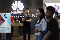 Huawei cùng với 143 thực thể Trung Quốc khác bị Mỹ đưa vào danh sách đen.