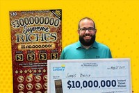 James Belich đến nhận giải độc đắc 10 triệu USD. (Nguồn: North Carolina Education Lottery).