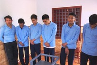 Các con bạc tại cơ quan công an.