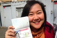 Một người nước ngoài được cấp visa vào Mỹ. Ảnh: Juno Kim.
