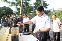 Ông Nguyễn Đức Chung kiểm tra công nghệ xử lý ô nhiễm sông Tô Lịch.