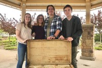 Gia đình Byron và Jody Duff, cùng với 2 con của họ là Logan và Brylee là người đầu tiên tìm ra kho báu này.