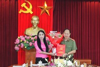 Bí thư Tỉnh ủy Vĩnh Phúc Hoàng Thúy Lan trao quyết định và chúc mừng Đại tá Đinh Ngọc Khoa.