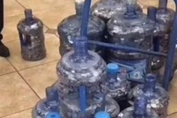 20 bình đựng tiền xu được đưa đến mua nhà.