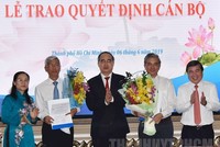 Thừa ủy quyền của Thủ tướng Chính phủ, Bí thư Thành ủy TP.HCM Nguyễn Thiện Nhân trao quyết định cho đồng chí Võ Văn Hoan và Ngô Minh Châu.