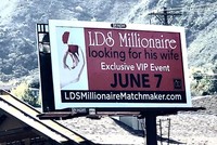 Biển quảng cáo tuyển vợ của vị triệu phú giấu tên trên xa lộ bang Utah. Ảnh: Elle.
