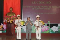 Phó Bí thư Thường trực Tỉnh ủy Cao Bằng Triệu Đình Lê chúc mừng 2 tân Phó Giám đốc Công an tỉnh.