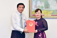 Trao Nghị quyết của Ủy ban Thường vụ Quốc hội về công tác cán bộ