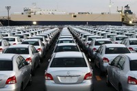 Xe nhập có đà tiêu thụ tăng vọt, khiến các hãng xe trong nước buộc phải đua sức, giảm giá để giữ thị trường.