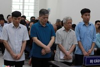 Từ trái qua: Trần Đức Chính, Nguyễn Ngọc Sự, Trương Văn Tuyến và Phạm Thanh Sơn nghe tòa tuyên án. Ảnh: Zing.