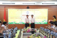 Bộ trưởng Nguyễn Mạnh Hùng trao quyết định bổ nhiệm ông Nguyễn Huy Dũng làm Cục trưởng Cục An toàn thông tin.