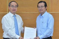 Bí thư Thành ủy thành phố Hồ Chí Minh Nguyễn Thiện Nhân trao quyết định cho đồng chí Lê Văn Minh.