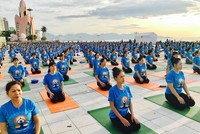 Ngày Quốc tế Yoga do Bảo Việt Nhân thọ tổ chức thu hút hàng ngàn người tham dự.