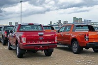 Dân Việt vẫn ồ ạt mua xe bán tải bất chấp phí trước bạ mỗi xe bị tăng hàng chục triệu đồng.