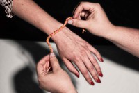 Bạn cần đề phòng khi đột nhiên được người lạ "tặng" chiếc vòng tay. Ảnh: Washingtonpost.