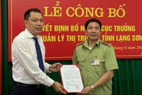 Thứ trưởng Đặng Hoàng An trao quyết định cho ông Nguyễn Văn Trường.