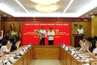 Đồng chí Y Thanh Hà Niê Kđăm trao quyết định và chúc mừng đồng chí Phan Công Nam.