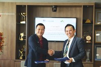 Chủ tịch HĐQT Petrosetco Phùng Tuấn Hà (trái) ký hợp đồng độc quyền phân phối sản phẩm phân bón hữu cơ thương hiệu Humate với CEO Humate USA, ông Sam Cuong Dat Quach.