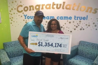 Vielka nhận giải thưởng cùng vị hôn phu của mình.