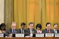 Đại sứ, trưởng phái đoàn Việt Nam tại Geneva Dương Chí Dũng (hàng đầu, đầu tiên từ phải sang) chủ trì Hội nghị Giải trừ quân bị (CD) tại trụ sở Liên Hợp Quốc ở Geneva, Thụy Sĩ hôm 25/6. Ảnh: Bộ Ngoại giao.