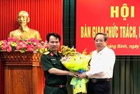 Bí thư Tỉnh ủy Quảng Bình Hoàng Đăng Quang chúc mừng Đại tá Nguyễn Văn Man được bổ nhiệm giữ chức Phó Tư lệnh Quân khu 4.