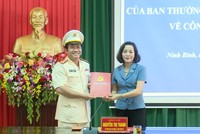 Bí thư Tỉnh ủy Ninh Bình Nguyễn Thị Thanh trao quyết định cho Đại tá Phạm Văn Sơn.