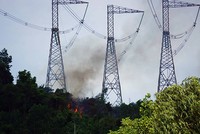 Cháy rừng dưới chân trụ điện 500kV ở Đà Nẵng khiến những khu vực lân cận bị cắt điện. Ảnh: Đ.X.