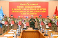 Thượng tướng Nguyễn Chí Vịnh trao Quyết định của Chủ tịch nước cho 7 sĩ quan đi làm nhiệm vụ gìn giữ hòa bình tại Cộng hòa Trung Phi và Nam Sudan. Ảnh: Cục GGHB Việt Nam.