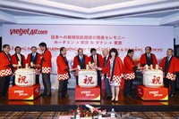 Lãnh đạo cấp cao Việt Nam và Nhật Bản cùng lãnh đạo Vietjet thực hiện nghi thức công bố đường bay mới.